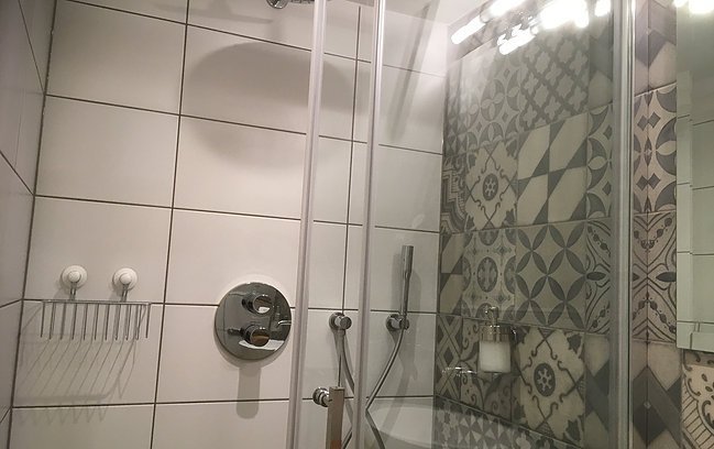 Westerbouw-Renovatie-en-Verbouwing-Project-Hotel-Ex-Libris-Tertius-Leiden-badkamerrenovatie-nieuw-tegelwerk-nieuw-sanitair-nieuwe-kranen-en-badkamer-accessoires